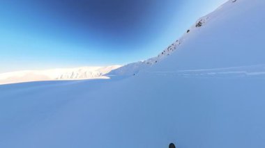 En büyük kış macerasını yaşayın. Kıdemli arkadaşlar helikopter kayağı yaparken, derin toz karda taze izler oyarken el değmemiş bir dağ manzarasında..