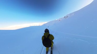 Son sınıf arkadaşları el değmemiş, derin toz kar üzerinde heyecan verici bir helikopter gezisine çıkıyorlar. Nefes kesen bir dağ yabanda pist dışı kayak yapmanın macerasını ve özgürlüğünü yaşayın..