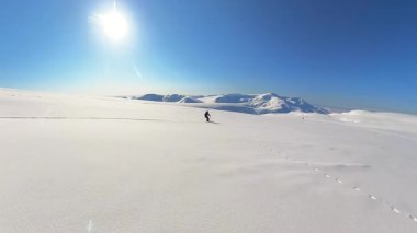 Kıdemli arkadaşlarla piste çıkmanın heyecanını yaşayın. Uçsuz bucaksız bir dağ manzarasında, parlak mavi gökyüzünün altında taze, derin toz karlar kazıyın..