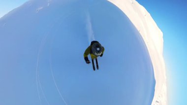 Uzaktaki dağ yamaçlarını keşfeden yaşlı arkadaşlarımızın heyecan verici helikopter kayağı ve serbest kayak maceralarını yakalıyorum. Açık mavi gökyüzünün altında, taze toz kar altında süzülür..