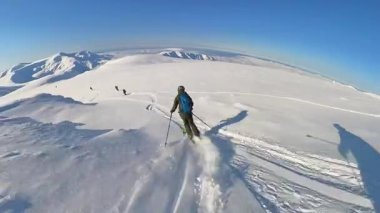 Kıdemli arkadaşlar, uçsuz bucaksız, el değmemiş bir dağda derin toz karların arasından taze izler kazıyarak heyecan verici bir helikopter turunun tadını çıkarıyorlar. Nefes kesici doğada maceralı bir kış kaçışı..