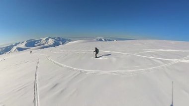 Bir grup kıdemli arkadaş, baş döndürücü bir dağ manzarasındaki taze, derin toz karlar içinde helezon kayağı yapmanın heyecanını yaşıyorlar. Heyecan verici bir pist dışı serbest macera.