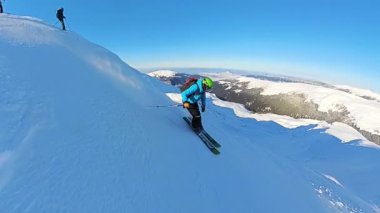 Tecrübeli bir kayakçı el değmemiş bir dağ yamacına taze, derin toz kar kazır. Açık mavi gökyüzü altında heyecan verici bir pist dışı helikopter macerasının tadını çıkaran bu video,