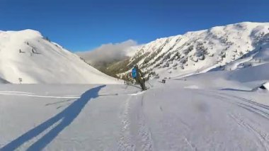 Bir grup kıdemli arkadaş unutulmaz bir helikopter kayağı macerasına girişiyor. Uçsuz bucaksız dağların eteklerindeki taze, derin karları oyuyorlar..
