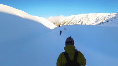 Bir grup son sınıf arkadaşı heyecan verici bir serbest kayak turuna çıkıyorlar. Göz kamaştırıcı, güneşli dağ manzaralarında el değmemiş, derin kar karlarını oyup sergilenen macera ve dostluk...
