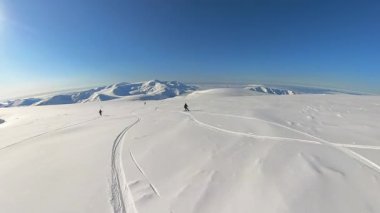 Arkadaşlarla birlikte heyecan verici pist dışı helikopter kayağını, uçsuz bucaksız, güneşli dağ yamaçlarında taze, derin toz karları oymayı deneyin. Mükemmel bir kış macerası.