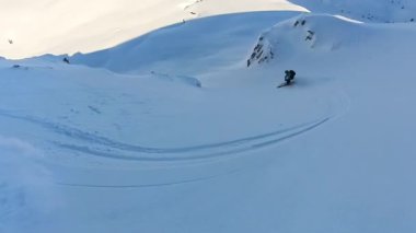 Yaşlı arkadaşlar, büyüleyici bir dağ manzarasında el değmemiş, derin toz karını geri çeviren heyecan verici bir heliski macerasının tadını çıkarıyorlar. Pist dışı serbest kayak yapmanın heyecanını yaşayın.