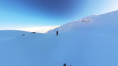 Uçsuz bucaksız karlı dağlarda gezinen yaşlı arkadaşlarla keyifli bir helikopter gezisine çıkın. Taze, derin toz karın ve kışın vahşi doğasının güzelliğinin heyecanını yaşayın..