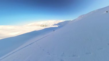 Heliski yapmanın heyecanını yaşayın. Pist dışı bir gezide, el değmemiş, geniş bir dağ yabanda taze toz karda gezinirken..