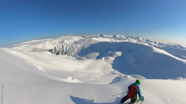 El değmemiş, karla kaplı dağlarda kayak yapmanın heyecanını yaşayın. Açık mavi gökyüzünün altında taze tozun tadını çıkarın. Kış sporu meraklıları için mükemmel bir macera..