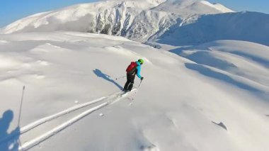 Uçsuz bucaksız bir dağ yamacında el değmemiş, derin toz karları oyan serbest gezici bir kayakçıyla heyecan verici bir heli-kayak deneyimi..