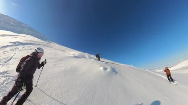 Son sınıf arkadaşları heyecan verici bir helikopter turuna çıkıyorlar. Zarif bir şekilde taze, derin toz kar yağıyor. Sersemletici bir dağ manzarasının ortasında serbest kayak yapmanın heyecanını paylaşıyorlar..