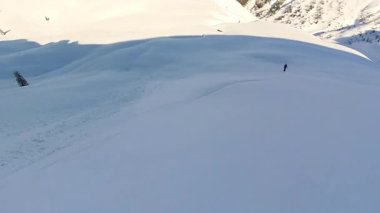 Baş döndürücü dağ manzaraları arasında son sınıf arkadaşlarla helezon kayağı ve serbest kayak yapmanın heyecanını yaşayın. Taze, derin kar yağışının tadını çıkar parlak, açık mavi gökyüzünün altında, kış sporları için mükemmel