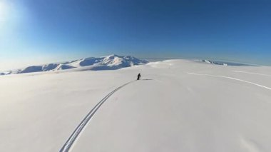 Heliski 'nin heyecan verici özgürlüğüne tanık olun. Solo bir kayakçı, el değmemiş, derin toz karda taze izler bırakır. Uçsuz bucaksız bir dağ manzarasında en büyük serbest gezintiyi yaşar.