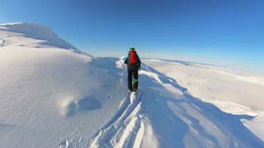 Kıdemli arkadaşlarla helikopter kayağı ve gezintisinin heyecanını yaşayın. Taze, derin toz karların arasından keyifli bir şekilde inerler. Piste kadar uzanan muhteşem bir dağ arazisinde.