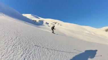 Aktif kıdemli arkadaşlar heyecan verici bir helikopter turuna çıkıyorlar, zarif bir şekilde taze, derin toz karda dönüşler yapıyorlar. El değmemiş, güneşten sırılsıklam olmuş kayak yapmanın heyecanını yaşarlar.