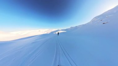 Üst düzey arkadaşlarla birlikte pistin dışındaki bir macerada taze, derin toz karını keserken helikopter kayağı yapmanın neşesini yaşayın. Kış sporları meraklıları için mükemmel bir gün..