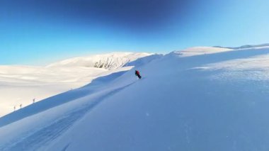 Kıdemli arkadaşlarla kar altında pistin dışında helikopter kayağı yapmanın heyecanını yaşayın. Nefes kesici bir kış macerası ve el değmemiş dağ yamaçlarının özgürlüğünün tadını çıkar..