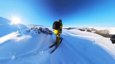 Yaşlı bir kayakçı, dağlarda güneşli, aydınlık bir günde el değmemiş derin toz karda süzülerek gezmenin coşkulu özgürlüğünü yaşıyor. Bu sarmal kayak macerası