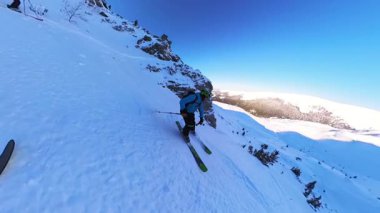 Son sınıf arkadaşları heyecan verici bir helikopter kayağı ve serbest kayak turuna çıkıyorlar, sersemletici dağ manzaralarında taze, derin kar parçalarını oyuyorlar..