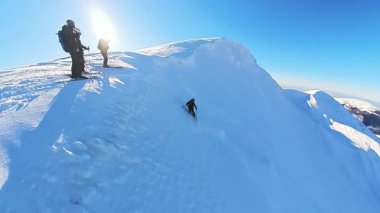Heliski macerasının heyecanını tecrübe edin. Yaşlı arkadaşlarla el değmemiş bir dağ zirvesinde taze, derin bir toz karını oyuyorlar. Nefes kesen manzaranın ve serbest gezinin tadını çıkar..