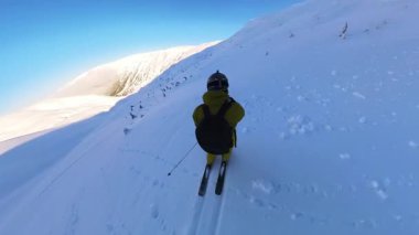 Son sınıf arkadaşlarla helikopter kayağı macerasının heyecanını yaşayın. Pist dışı serbest gezinin tadını çıkarın. Nefes kesen bir kış dağına taze, derin toz kar kazırlar..