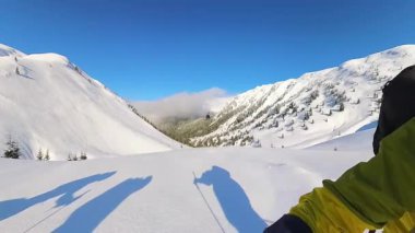 Son sınıf arkadaşlarının el değmemiş pistsiz yamaçları keşfetmesinin heyecan verici helikopter kayağı macerasını yaşayın. Unutulmaz bir serbest geziye hazırlanıyorlar. Temiz bir kar altında, taze, tozlu bir karın içinde.