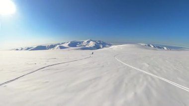 En büyük helikopter kayağı turunu yaşayın, uçsuz bucaksız, el değmemiş bir dağ yamacını, parlak mavi gökyüzünün altında, taze, derin toz karla kaplayın..