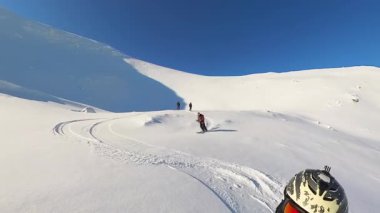 Eski dostlar heyecan verici bir helikopter kayağı ve serbest kayak turuna çıkıyorlar. Sersemletici karla kaplı dağlarda gezerler. Taze, derin tozdan ve disksiz bir maceranın heyecanından hoşlanırlar.