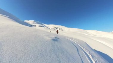 Üç kıdemli arkadaş heyecan verici bir helikopter turu sırasında yakalanır, açık mavi gökyüzünün altında taze toz karın tadını çıkarırlar. Destansı bir pist dışı maceraya hazırlar..