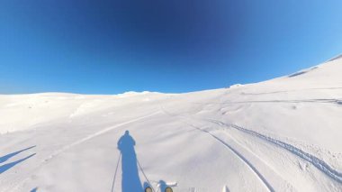 Kıdemli arkadaşlarla kayak yapmanın heyecanını yaşayın. Uçsuz bucaksız, el değmemiş karla kaplı dağlarda, parlak, açık mavi bir gökyüzü altında geziniyorlar..