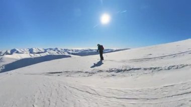 Bir serbest kayakçının el değmemiş, taze toz karla güzel, güneşli bir kış gününde el değmemiş bir dağ yamacından aşağıya inerken yaptığı helezondaki coşkuyu hissedin..