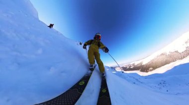 Kıdemli arkadaşlar, heyecan verici bir pistte serbest gezintiye çıkıyorlar. Muhteşem bir dağda taze toz karda yol alıyorlar. Birlikte heyecan verici bir kış macerasının tadını çıkarıyorlar..