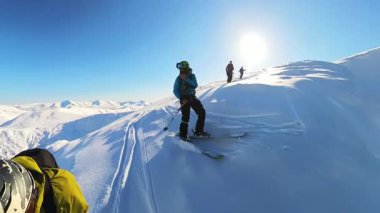 Pırıl pırıl, berrak bir gökyüzünün altındaki el değmemiş bir dağ zirvesinde taze, derin toz karları oyan bir grup kıdemli arkadaşla helezon kayağı ve serbest kayak yapmanın heyecanını yaşayın. Destansı bir kış