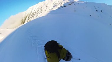 Kıdemli arkadaşlarla pist dışı helikopter kayağı yapmanın, temiz mavi bir gökyüzü altında, nefes kesen dağlarda el değmemiş, derin toz karda taze izler kazımanın heyecanını yaşayın. Mükemmel bir kış.