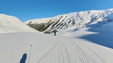 Son sınıf arkadaşları, büyüleyici bir dağ manzarasında serbest gezide taze, derin toz karlar içinde heyecan verici bir helikopter turunun tadını çıkarıyorlar..