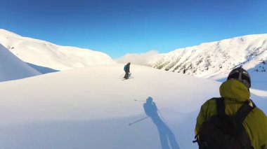 Yaşlı arkadaşlar, el değmemiş bir dağ manzarasında özgürce dolaşarak heyecan verici bir helikopter kayağı macerasının tadını çıkarıyorlar. Bu unutulmaz kar yığınına taze izler kazımanın heyecanını yaşayın.