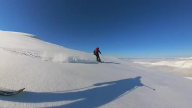 Heyecanlı bir helikopter kayağı ve serbest kayak turunun keyfini süren aktif kıdemli arkadaşları izleyin. Parlak, güneşli bir günde, kışı kucaklayan görkemli dağlarda, taze ve derin toz karını oyup çıkarırlar.