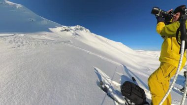 Heyecan verici bir helikopter gezisi ve serbest gezisinde olan bir grup kıdemli arkadaş çarpıcı bir dağ zeminine karşı taze, derin toz karda anılarını yakalıyorlar. Aktif bir kış macerası.