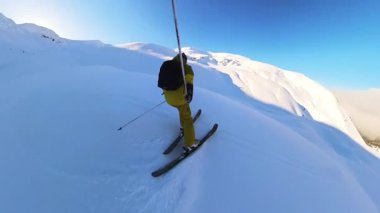Uçsuz bucaksız dağ yamaçlarından kayak yapmanın, taze, derin toz karla kaplı uçsuz bucaksız yamaçlardan aşağıya inmenin heyecanını yaşayın. Unutulmaz bir kış sporu macerası çarpıcı bir dağ manzarası ve...