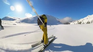 Kıdemli arkadaşlarla birlikte bir helikopter kayağı ve serbest kayak turunun heyecanını yaşayın. Parlak mavi gökyüzünün altında el değmemiş bir toz karını oymak. Kışın saf neşe ve macerasını yakalamak