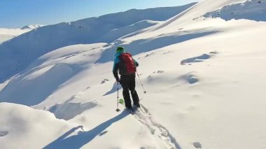 Temiz mavi bir gökyüzünün altında el değmemiş bir dağ yamacında taze toz karını oyan bir insan olarak tek başına helikopter macerasının heyecanını yaşayın. Neşeli bir serbest kayak turu..