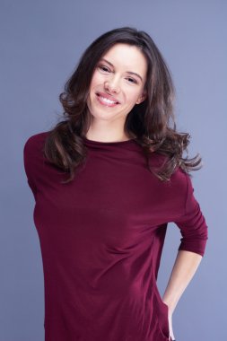 studio izole genç esmer kadın portresi