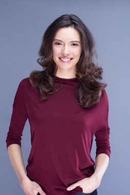 studio izole genç esmer kadın portresi