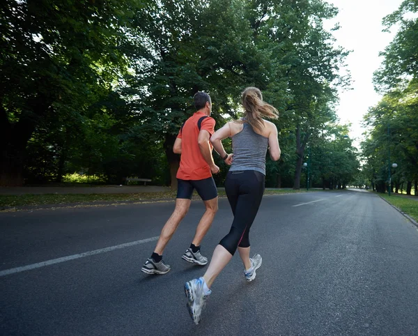 Coppia che fa jogging al mattino presto — Foto Stock