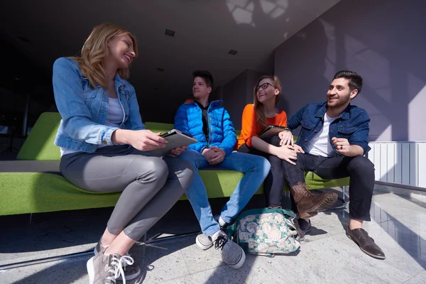 Grupo Estudantes Juntos Como Equipe Universidade Moderna Escola Conceito Negócio — Fotografia de Stock