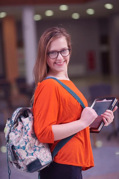 Estudiante chica con ordenador portátil —  Fotos de Stock