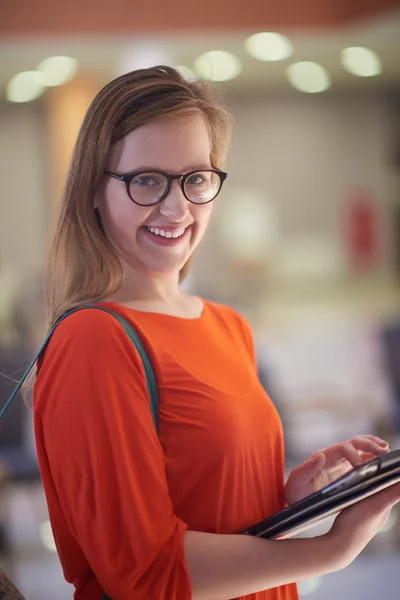 便携式计算机在现代学校大学在室内工作的快乐的学生女孩 — 图库照片
