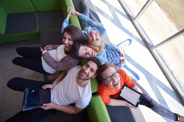 Gruppo di studenti che lavorano insieme al progetto scolastico — Foto Stock