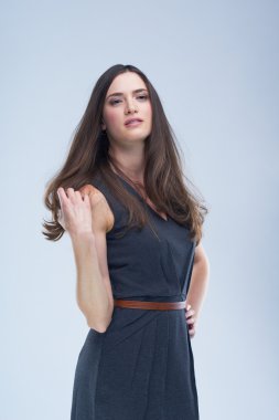 studio izole genç esmer kadın portresi